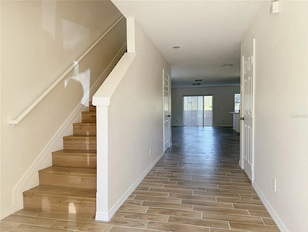 3 bed, 2.0 bath, 1872 sqft, $2,100 — Photo 2