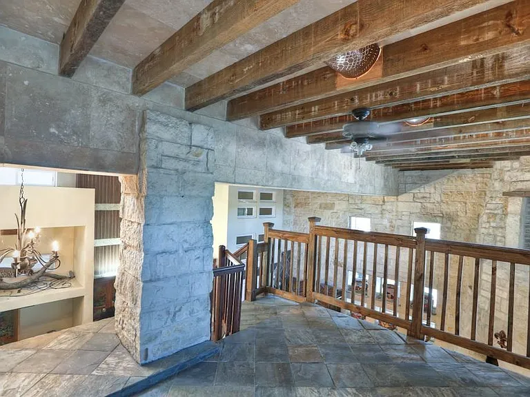 614 Pine Gully Rd #LOFT — Photo 12