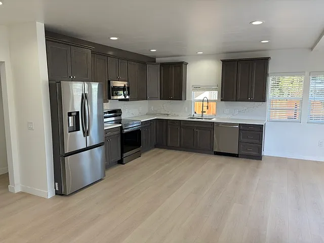 3 bed, 1100 sqft, $3,475 — Photo 3