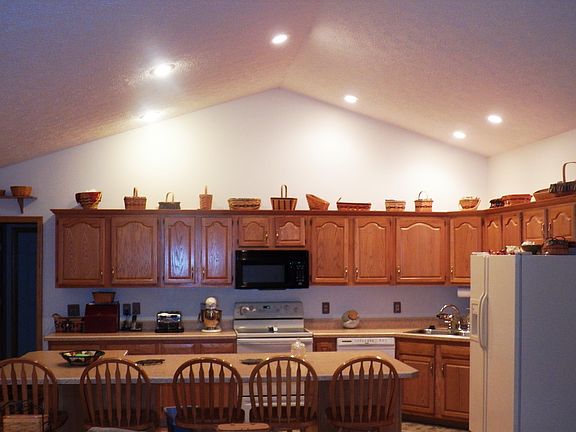 Kitchen with island, seats 6
