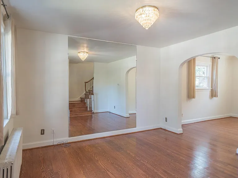 202 S Courthouse Rd — Photo 3