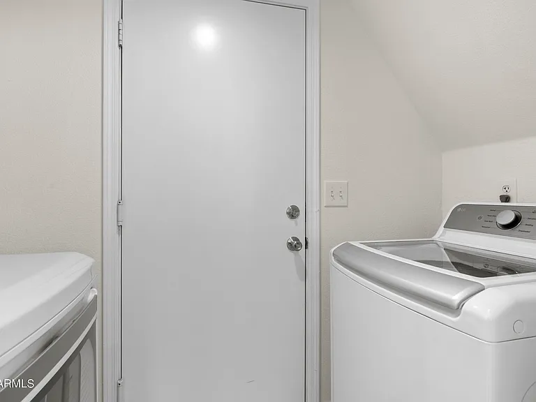 1143 E Amberwood Dr — Photo 55