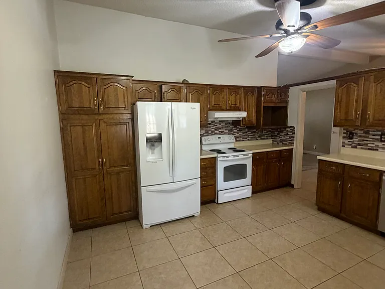 3301 Canterbury Dr — Photo 6