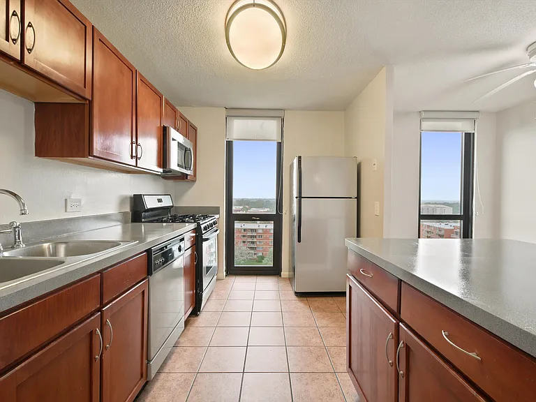 Yorktown Apartments — Photo 1