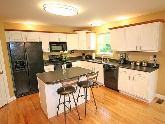 4th image of 308 Saint Cecelia Ct