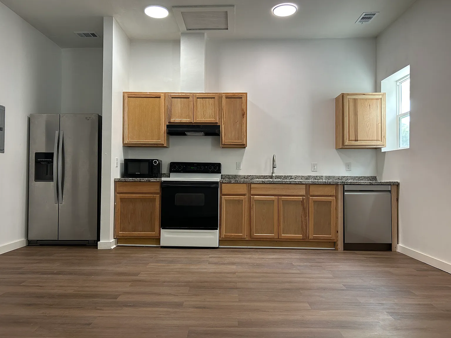 3 bed, 1200 sqft, $1,680 — Photo 3