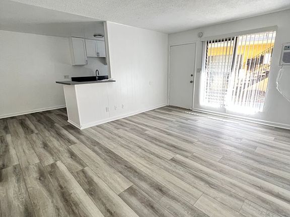 5th image of 2351 Warwick Ave #9