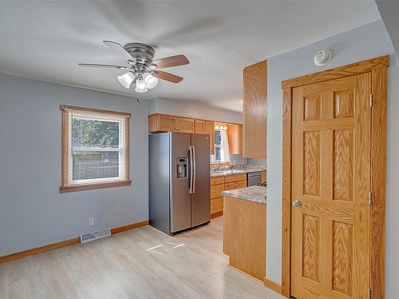 5th image of 320 Burlington Ave