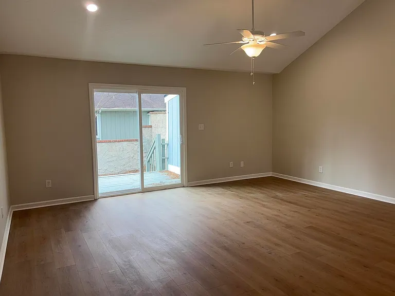 646 Center Court Dr — Photo 8