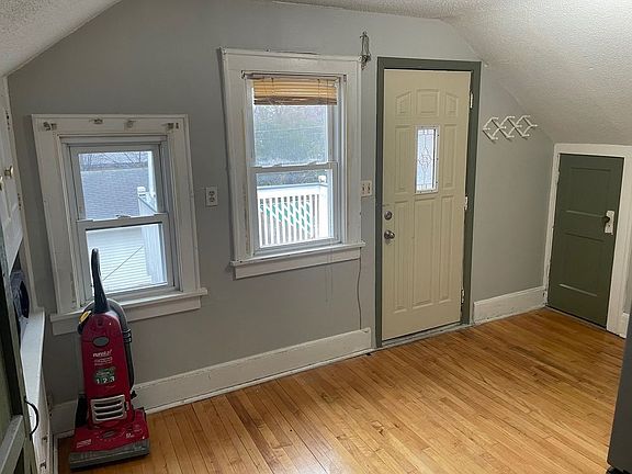 3rd image of 1836 Ross Ave E