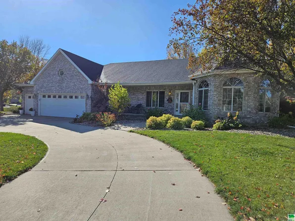 802 E Saint Andrews Cir, Dakota Dunes, SD 57049
