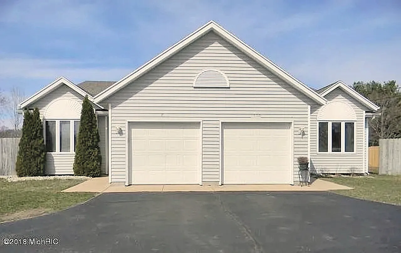 5 bed, 2.5 bath, 1760 sqft, $3,500 — Photo 1