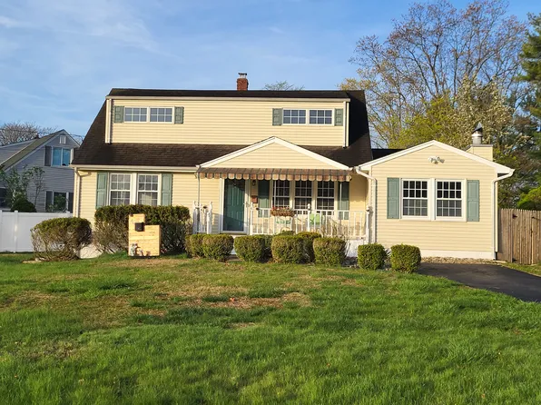 4 Lloyd Pl, Oakhurst, NJ 07755
