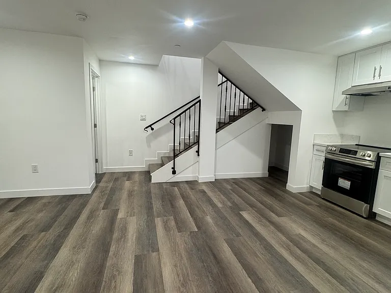 11600 S San Pedro St — Photo 5