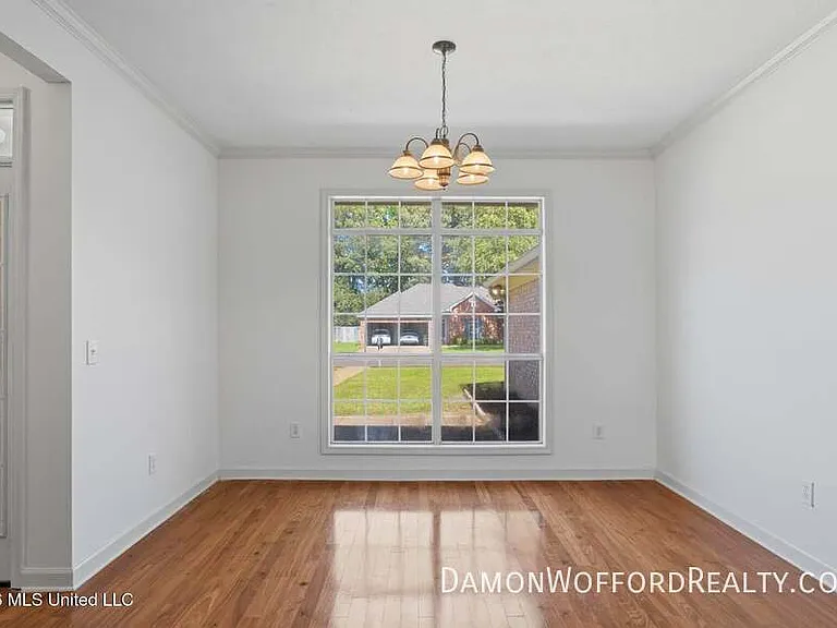 139 Hunters Row — Photo 3