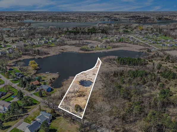 2 Butcher Rd, Fenton, MI 48430