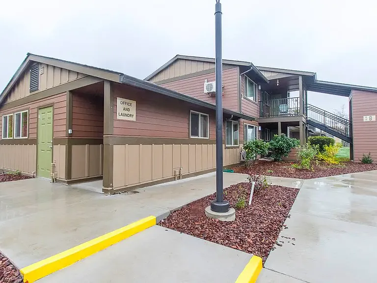 621 N Douglas Ln — Photo 2
