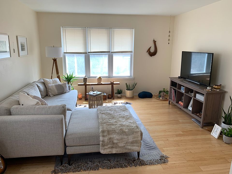 1st image of 1004 E Pleasant St APT 6