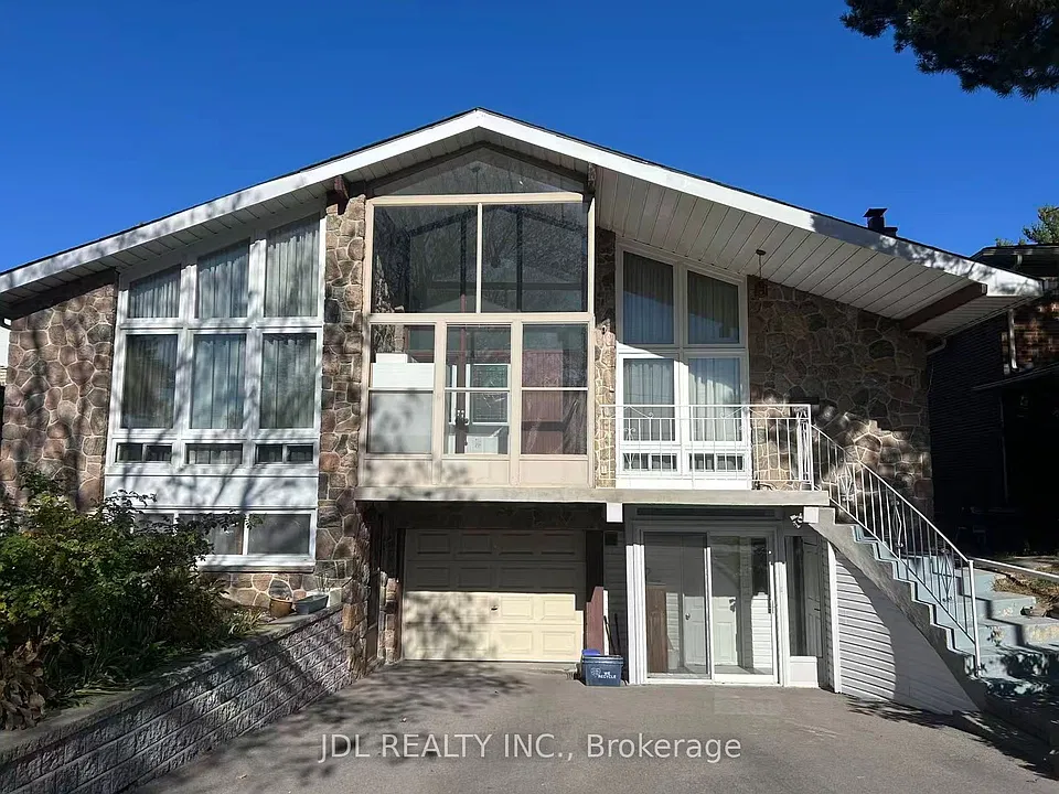 64 Charlton Blvd