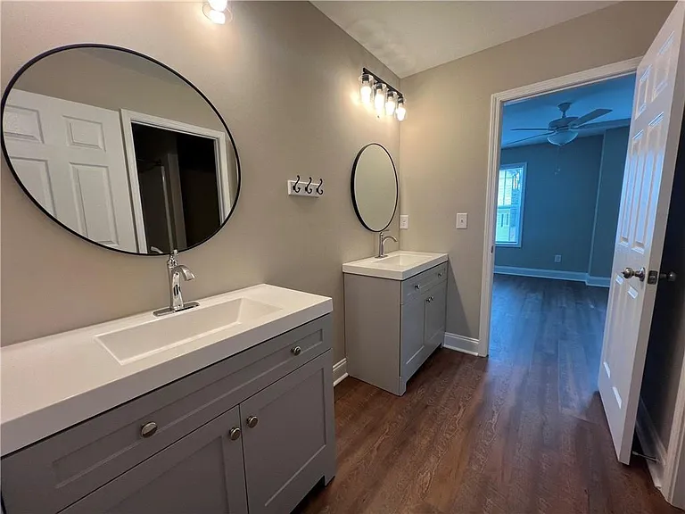 1027 Park Hill Dr — Photo 8