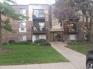 1451 N Winslowe Dr APT 302, Palatine, IL 60074