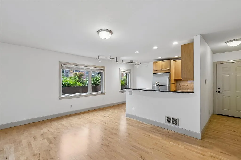 Marc Anna - 1 bedroom + den — Photo 2