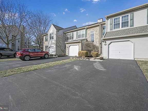 2nd image of 25 Bristol Ct