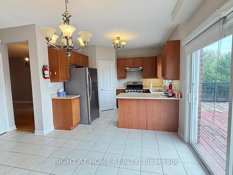 28 Laurentide Cres — Photo 8