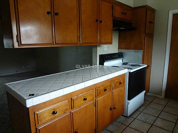 5th image of 324 E Country Club Dr