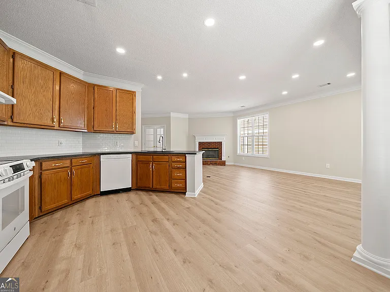 1221 Pinehurst Dr — Photo 18