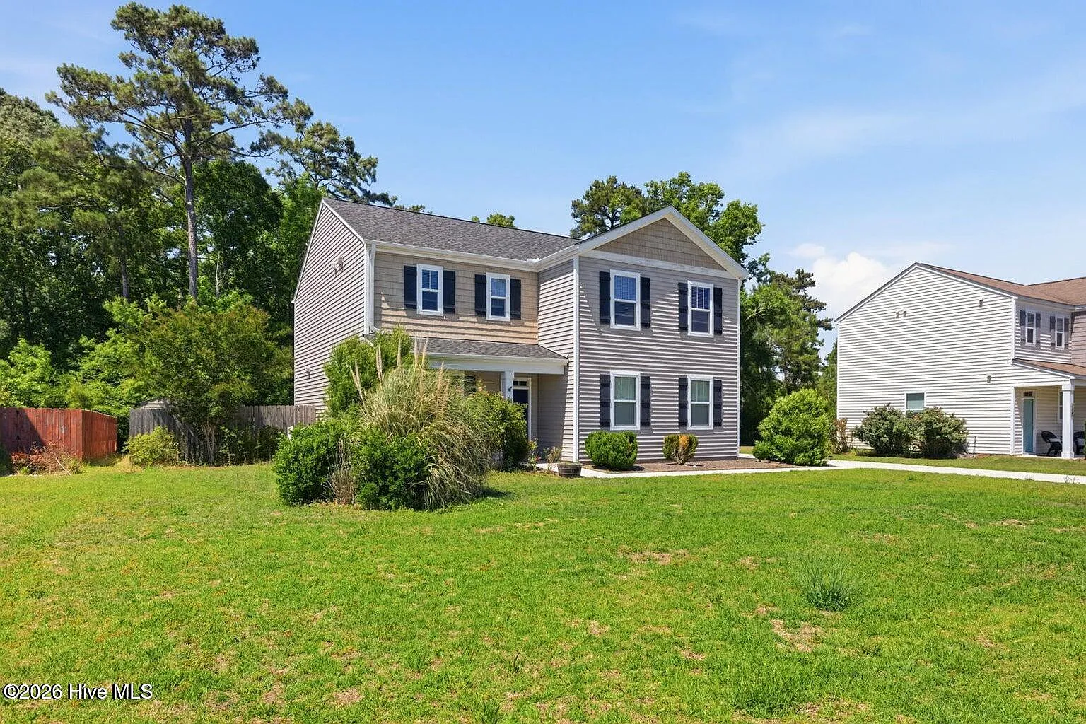 4 bed, 2.5 bath, 2420 sqft, $2,200 — Photo 2