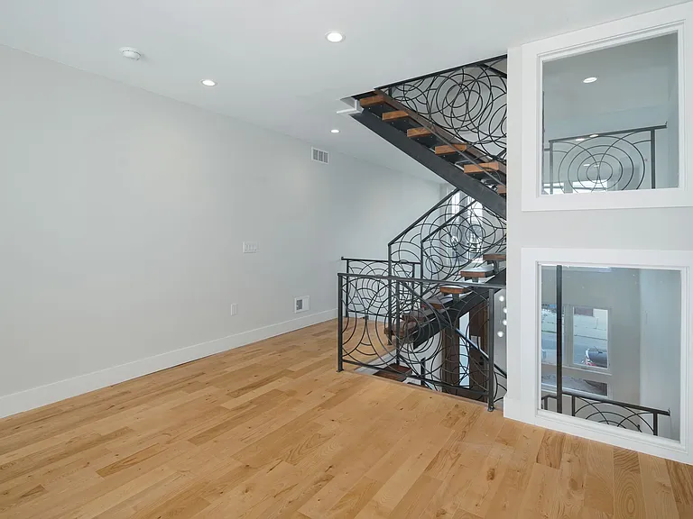 2460 Dickinson St — Photo 2