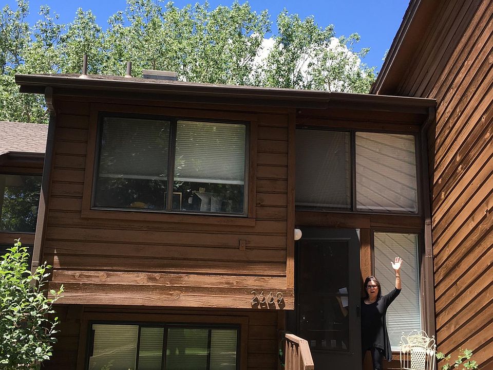 Front entrance, with owner waving hello!