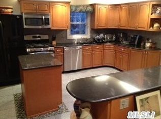 23 Elliot St, Merrick, NY 11566