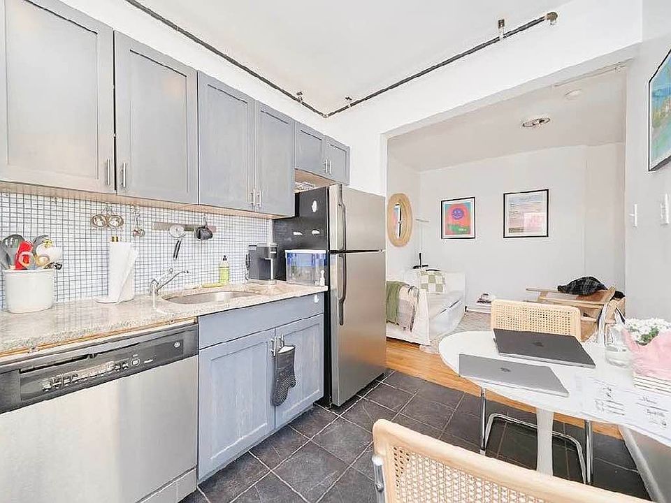 1st image of 500 E 11th St APT 11