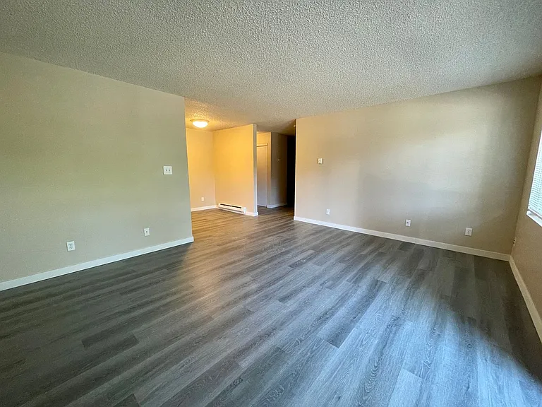 Spacious unit nestled across from Bitterlake Park & Lake, walk to shops and stores! — Photo 7