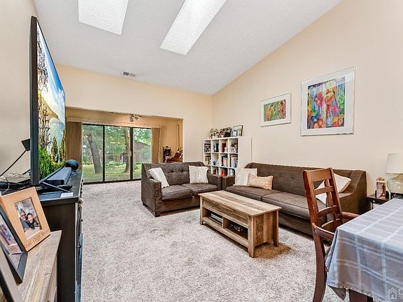 4th image of 217 Wycoff Way W