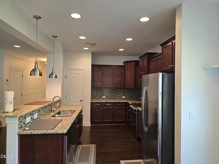 1011 Poplar St — Photo 6
