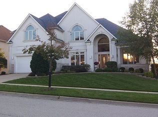920 W Parkview Dr, South Elgin, IL 60177