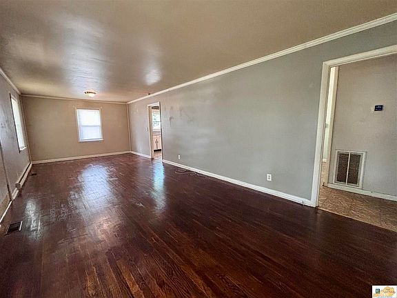 5th image of 100 Valley View Dr