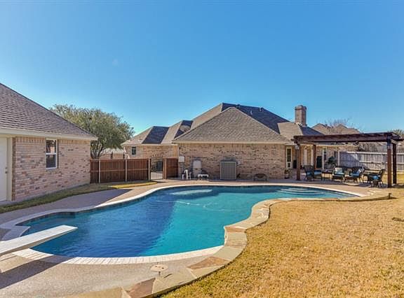 3rd image of 900 Copperfield Dr