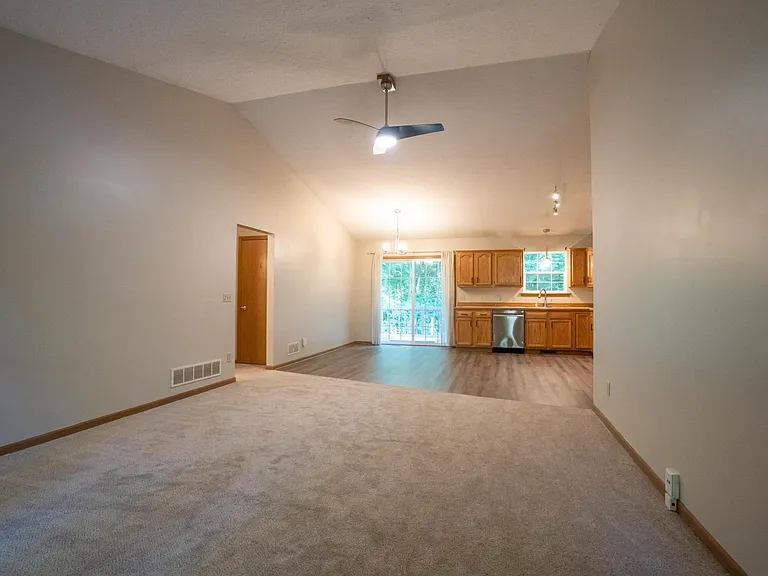 1632 Ledgewood Blvd NE — Photo 1