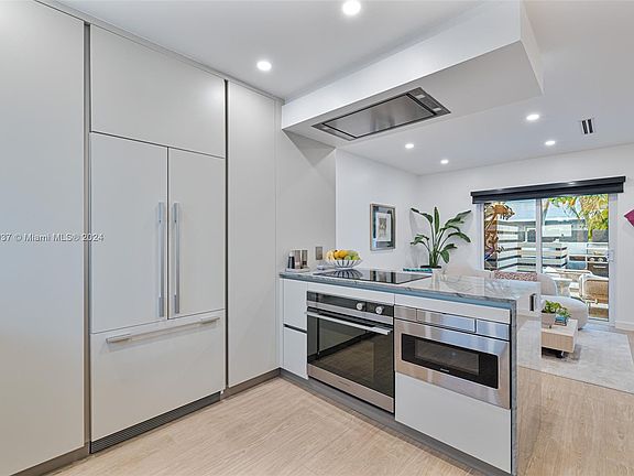 5th image of 798 Crandon Blvd APT 39-C
