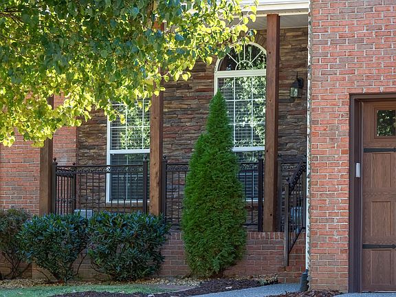 4th image of 372 Huntington Dr