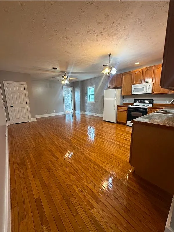 1 bed, 1.0 bath, 1100 sqft, $1,200 — Photo 2