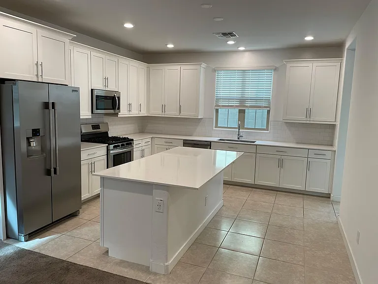 1090 E Marlin Dr — Photo 2
