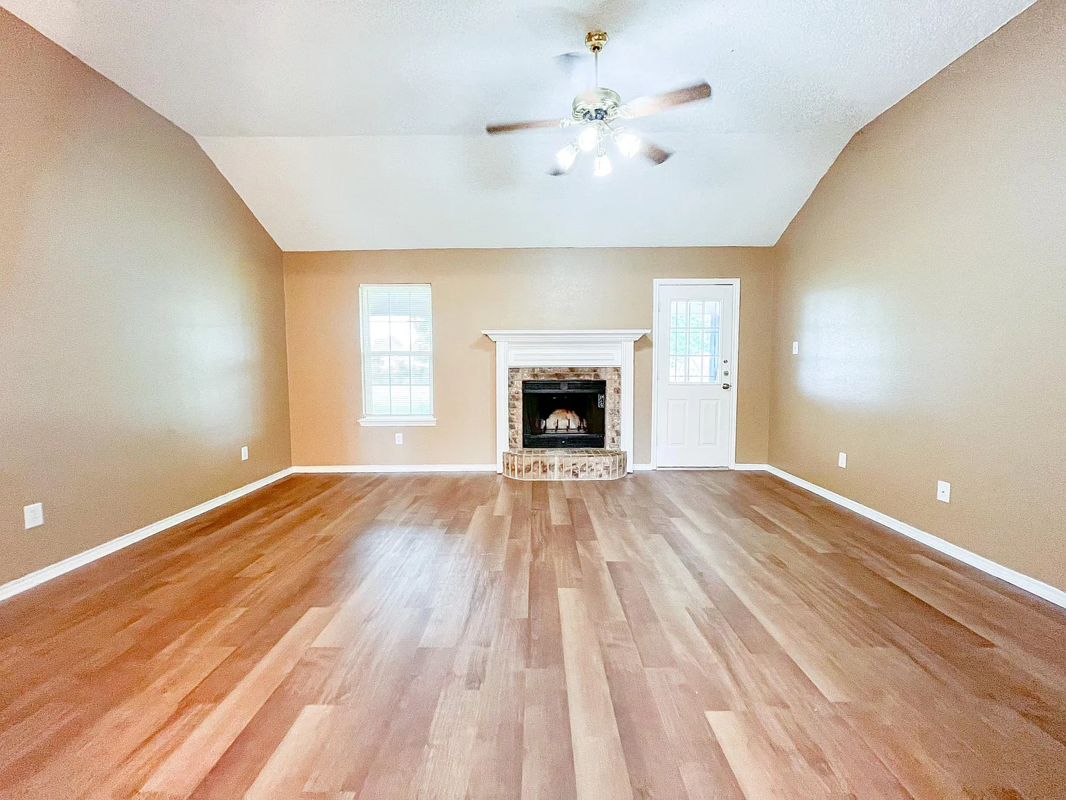 3 bed, 1279 sqft, $1,395 — Photo 3