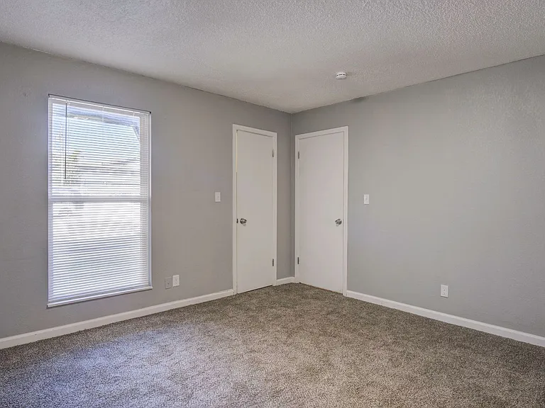Wornall Place Apartments — Photo 12