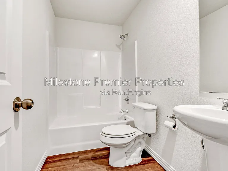 419 E Hull St — Photo 10