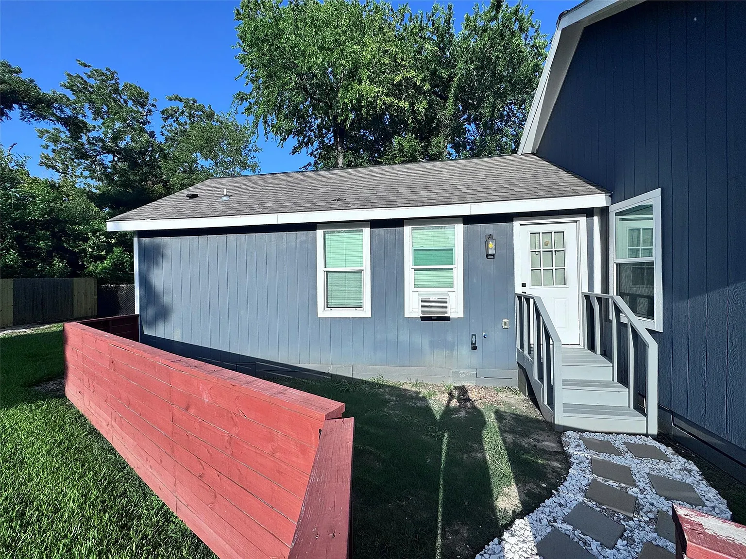 Studio, 1.0 bath, 580 sqft, $1,200 — Photo 2